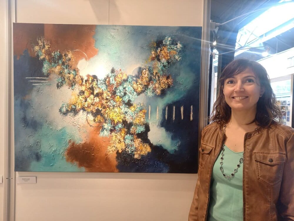 Aux côtés de l'une de mes œuvres lors d'une exposition à Sèvres en 2025
