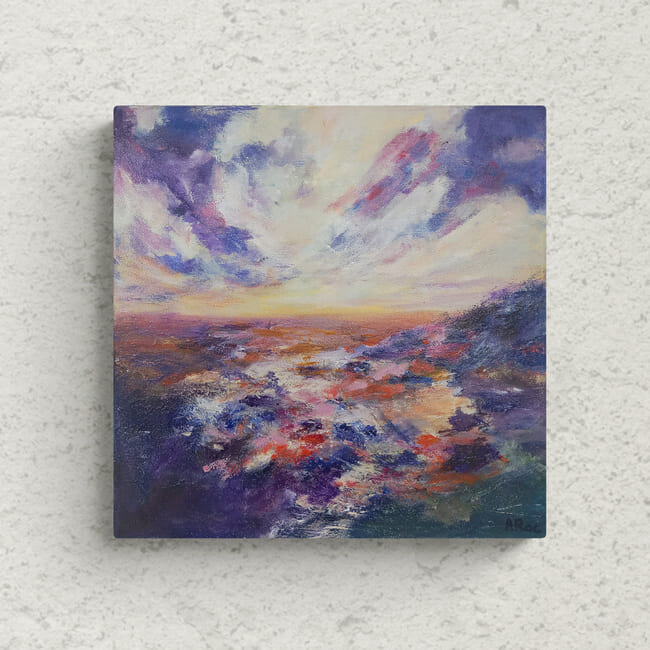 Horizon 7, mise en situation de la peinture semi-abstraite expressionniste aux nuances de bleu, violet, rose, jaune et rouge